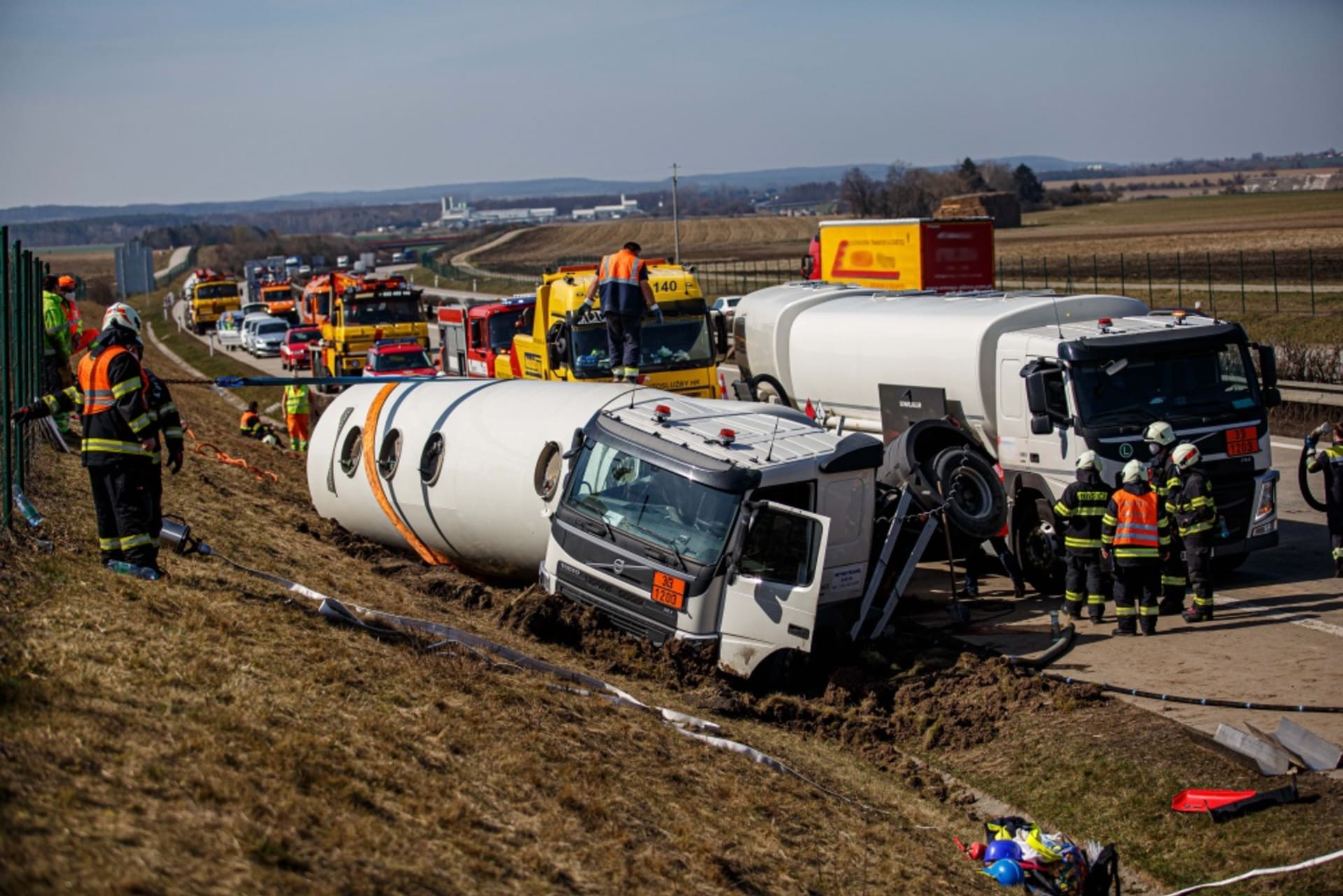 Hasiči Královéhradeckého kraje vyprošťovali havarovanou cisternu na dálnici D11 ve směru na Hradec Králové.