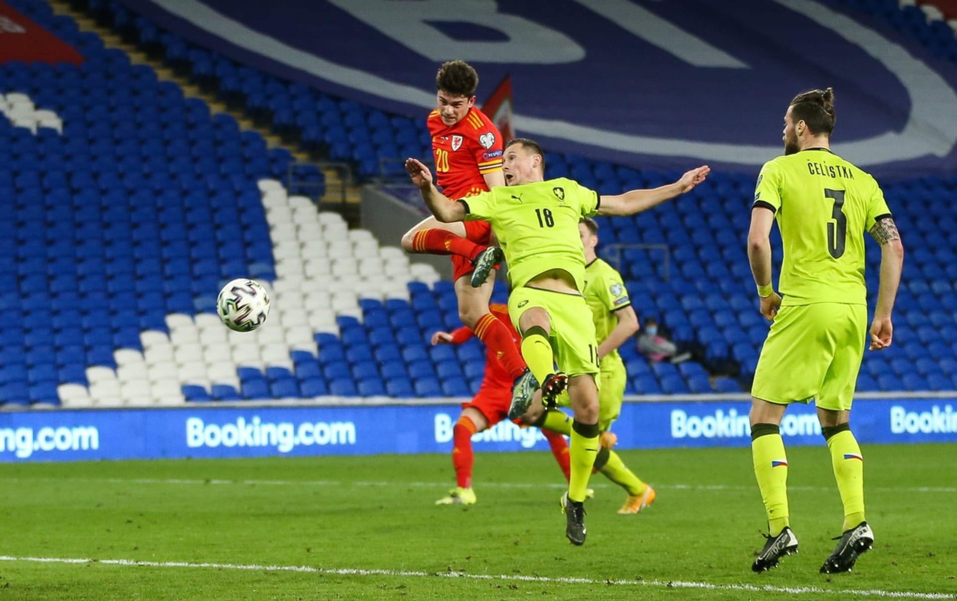 Čeští fotbalisté prohráli s Walesem 0:1 a ve skupině utrpěli první porážku.