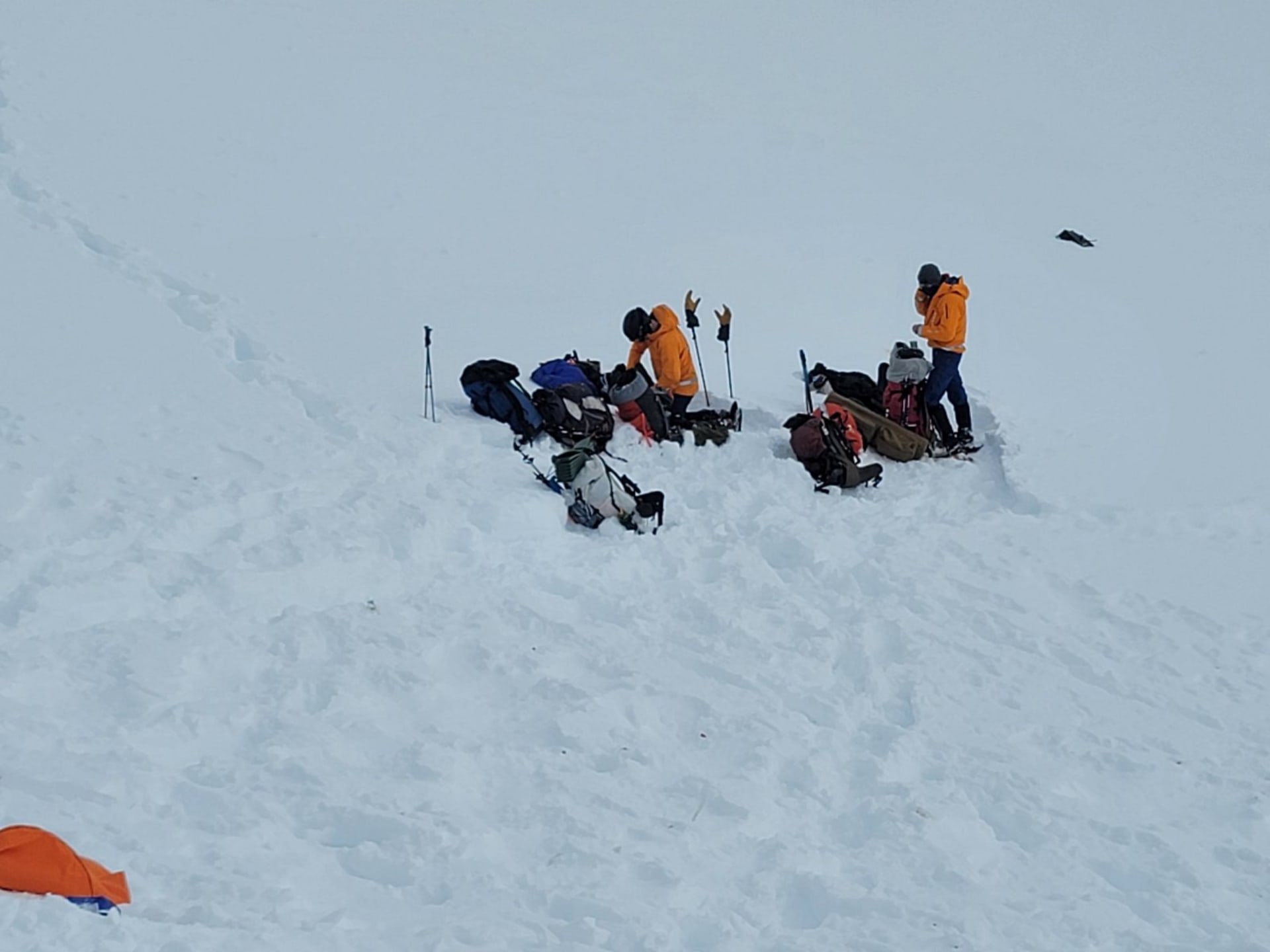 Horští záchranáři poblíž místa nehody helikoptéry u ledovce Knik