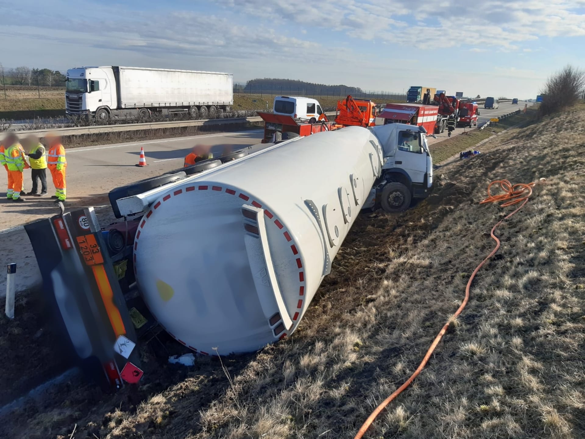 Cisterna převážející benzin a naftu havarovala okolo 6:30 na dálnici na 67. kilometru ve směru na Hradec Králové před sjezdem na Chlumec nad Cidlinou.