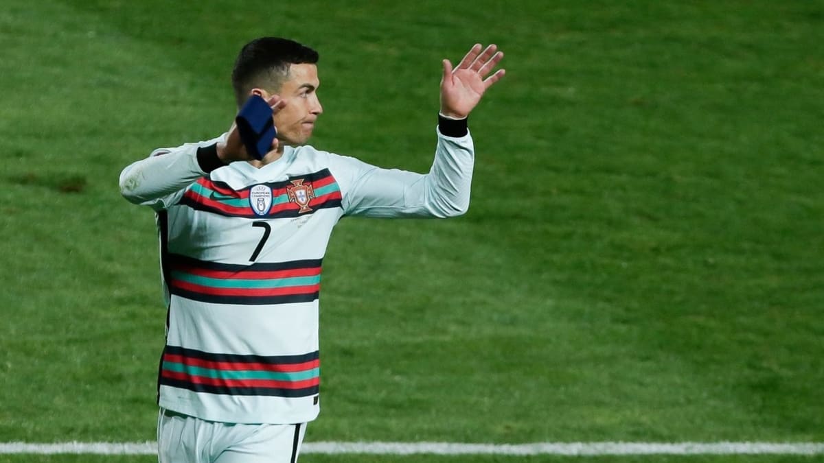 Cristiano Ronaldo těžce nesl závěr utkání v Srbsku, kdy mu nebyl uznán regulérní gól. Ve vzteku zahodil kapitánskou pásku, která nyní pomůže na potřebném místě.