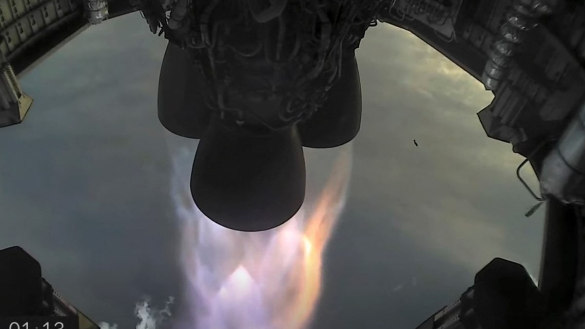 Start rakety Starship ještě nahrávala kamera, poté přenos skončil.