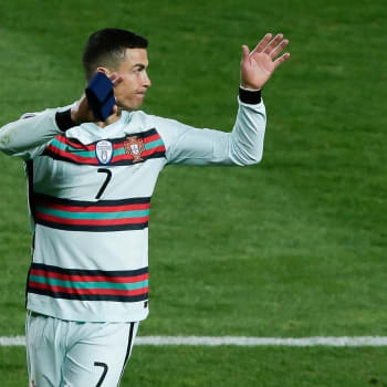 Cristiano Ronaldo těžce nesl závěr utkání v Srbsku, kdy mu nebyl uznán regulérní gól. Ve vzteku zahodil kapitánskou pásku, která nyní pomůže na potřebném místě.