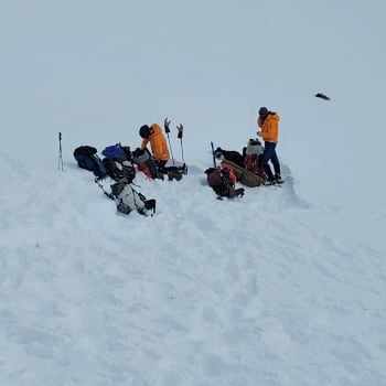 Horští záchranáři poblíž místa nehody helikoptéry u ledovce Knik