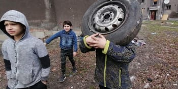 Neučíme se, lítáme venku: Jak vypadá distanční výuka mezi chudými dětmi v Ostravě