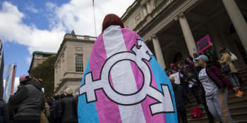 Arkansas zakázal „biologickým mužům“ soutěžit proti ženám. Transgender lidé protestují