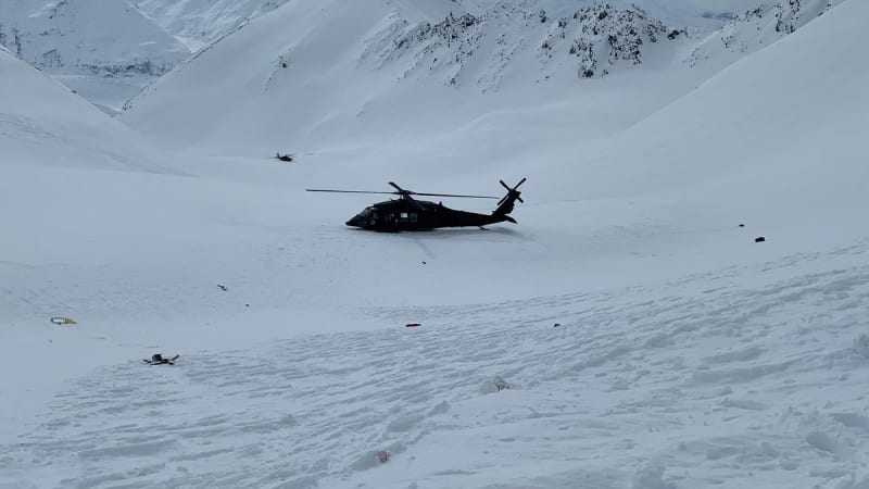 Helikoptéra aljašské národní gardy na místě tragické nehody, při které zemřel Petr Kellner. (28. 3. 2021) 