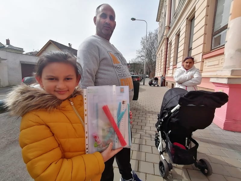 Jiří Holub s dcerou Mirečkou před speciální základní školou v Karasově ulici v Ostravě