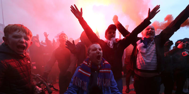 Fanoušci Rangers FC oslavovali zisk titulu i zpěvem protikatolických písní.