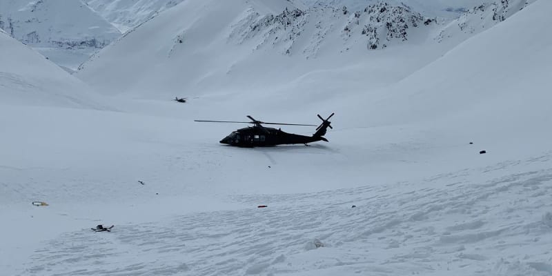 Helikoptéra aljašské národní gardy na místě tragické nehody, při které zemřel Petr Kellner. 