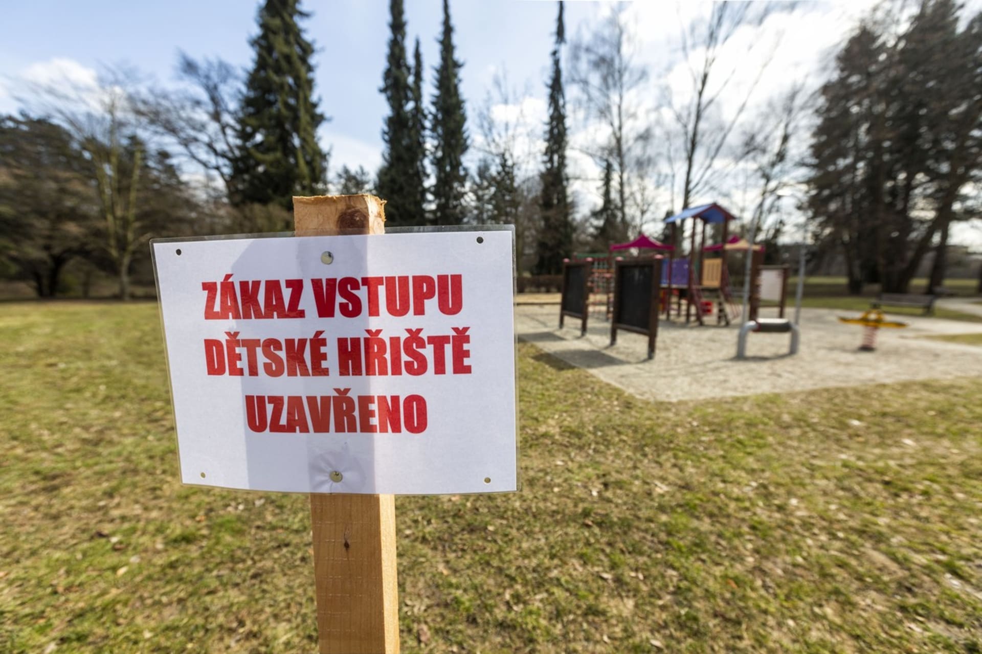 Místo na dětské hřiště raději zatím vezměte děti do lesa, doporučil rodičům ministr zdravotnictví Jan Blatný.