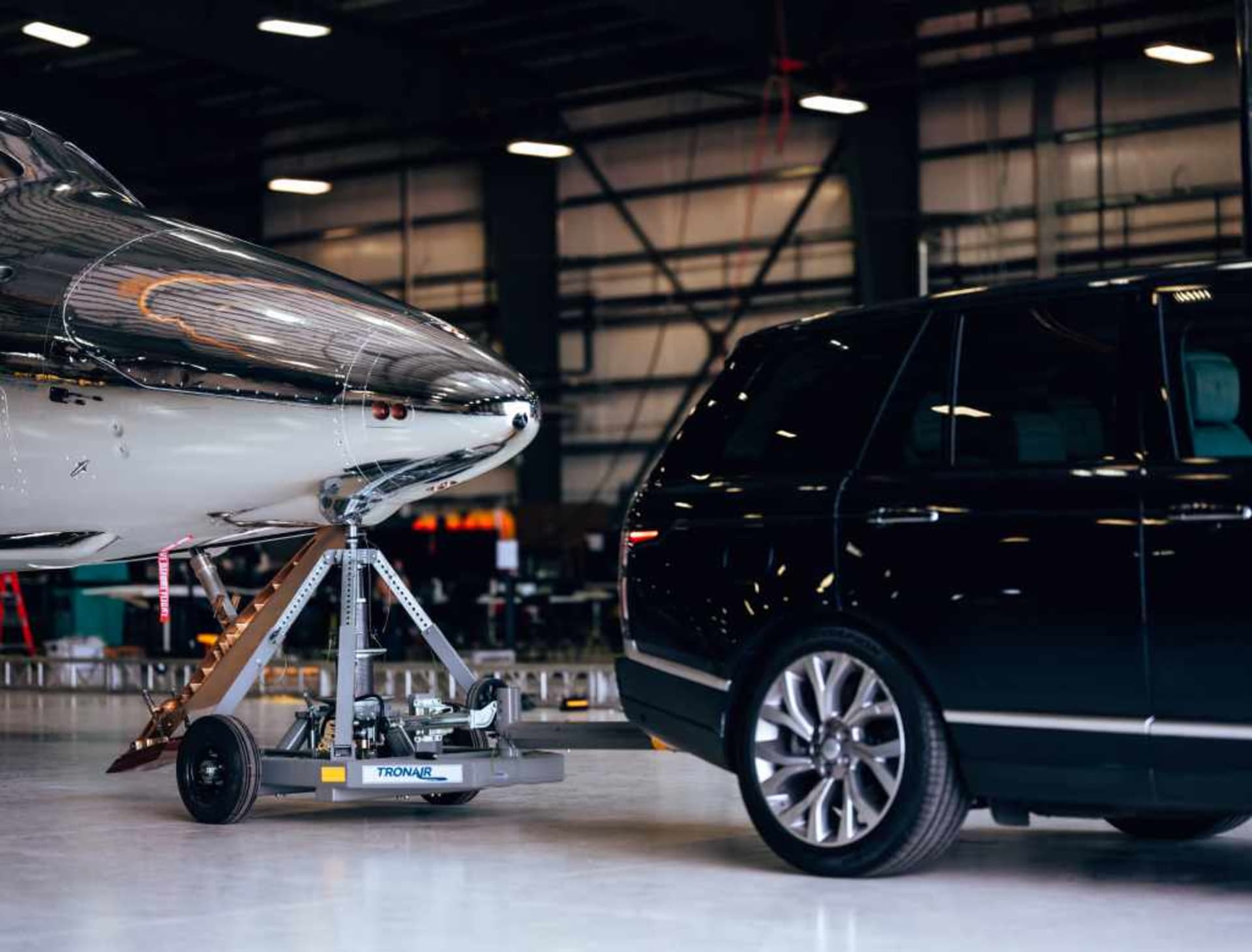 Range Rover za sebou táhne novou generaci vesmírné lodi VSS Imagine.