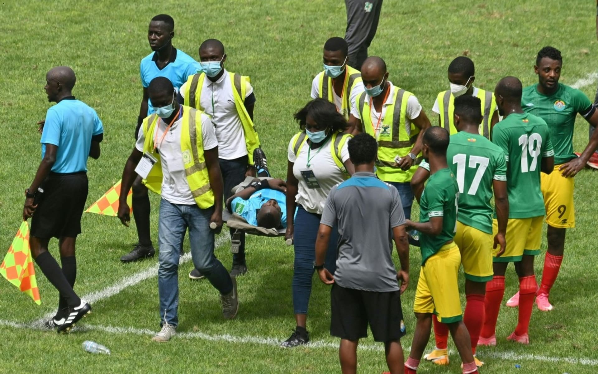 Rozhodčí Charles Bulu při zápase mezi Pobřežím Slonoviny a Etiopií zkolaboval. Hřiště opouštěl na nosítkách.
