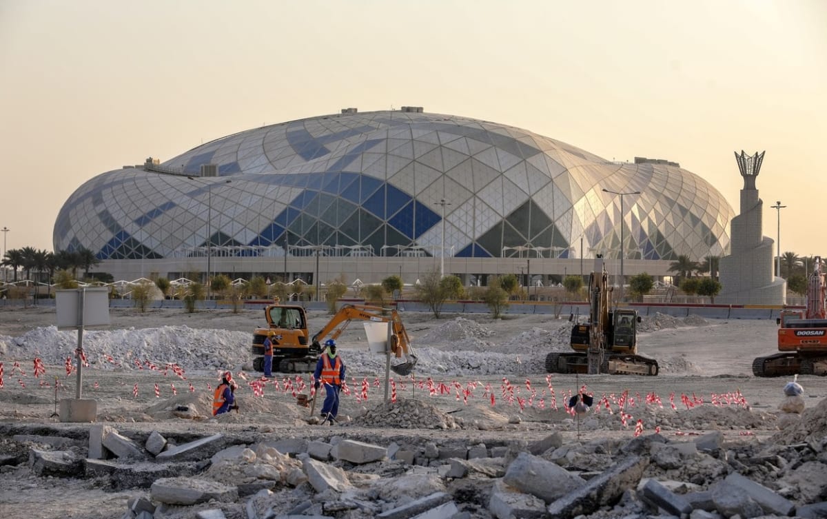 Podmínky, ve kterých zahraniční dělníci staví honosné fotbalové stadiony pro mistrovství světa v roce 2022, jsou často propíraným tématem.