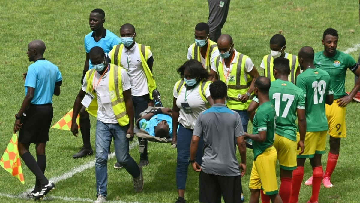 Rozhodčí Charles Bulu při zápase mezi Pobřežím Slonoviny a Etiopií zkolaboval. Hřiště opouštěl na nosítkách.