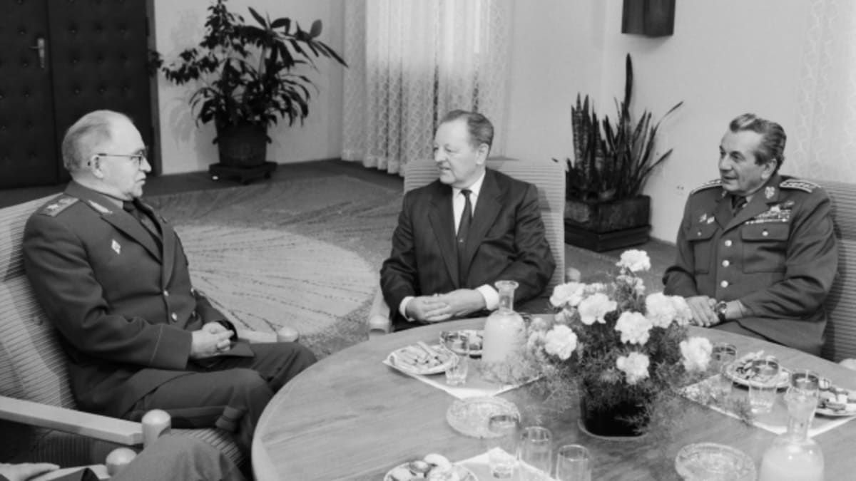 Generální tajemník ÚV KSČ Miloš Jakeš (uprostřed) přijal 16. listopadu 1989 v Praze hlavního velitele Spojených ozbrojených sil členských států Varšavské smlouvy armádního generála Pjotra Luševa (vlevo). Setkání byl přítomen ministr národní obrany ČSSR ...
