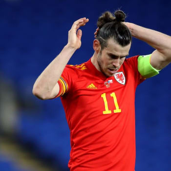 Gareth Bale v zápasu s Českou republiku udeřil loktem do obličeje Ondřej Kúdelu. Na Britských ostrovech si zákrok velšského fotbalisty vysloužil pochvalu.
