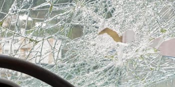 Smrtelná nehoda na Plzeňsku: Řidič narazil autem do stromu, na místě zemřel