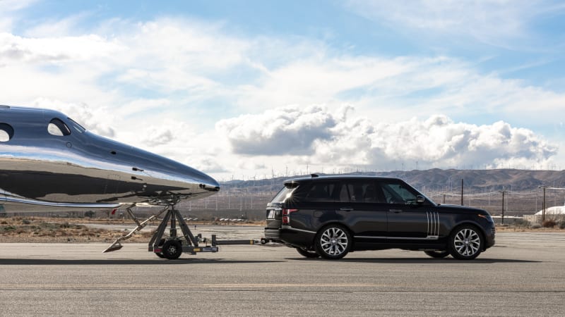 Range Rover za sebou táhne novou generaci vesmírné lodi VSS Imagine.