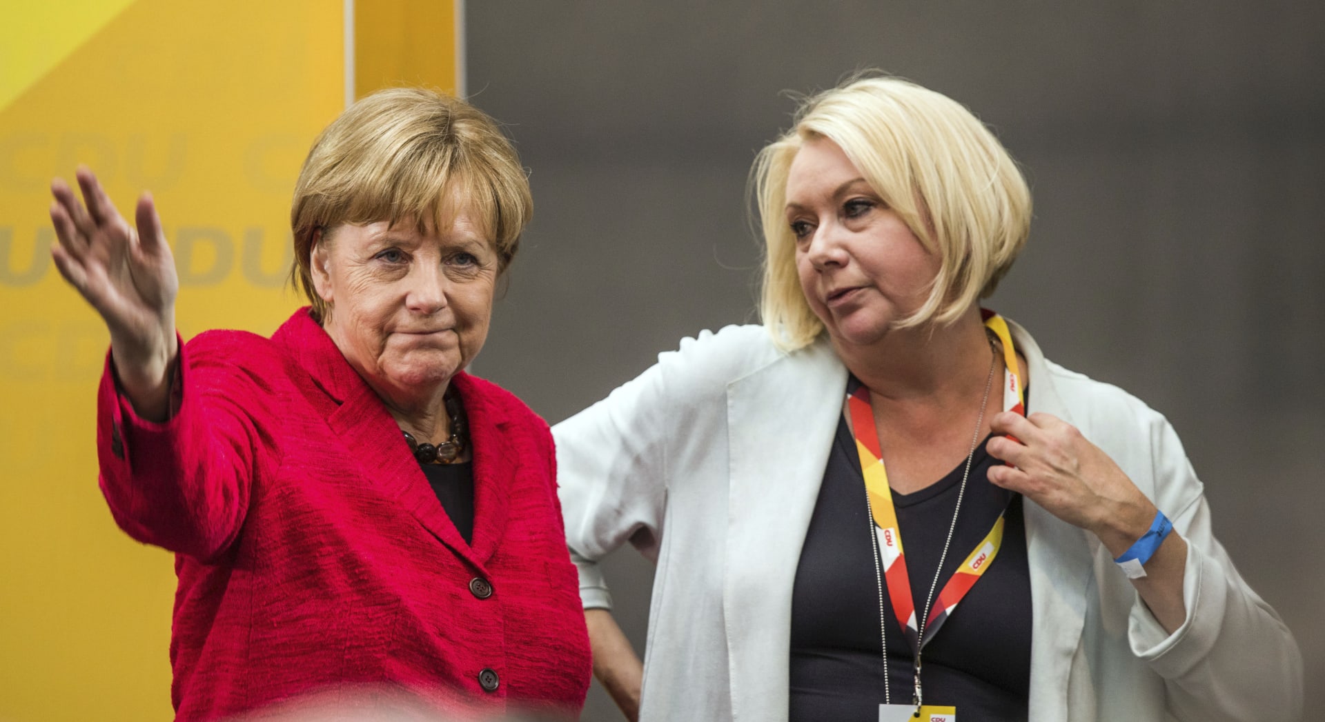Poslankyně CDU Karin Strenzová se svou šéfkou, kancléřkou a přítelkyní Angelou Merkelovou (vlevo).