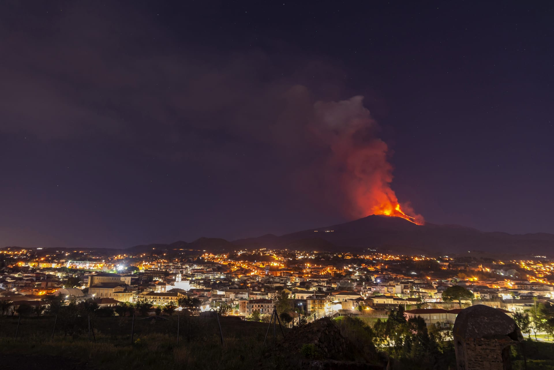 Etna opět chrlila lávu a popel, přerušila provoz na letišti v Katánii