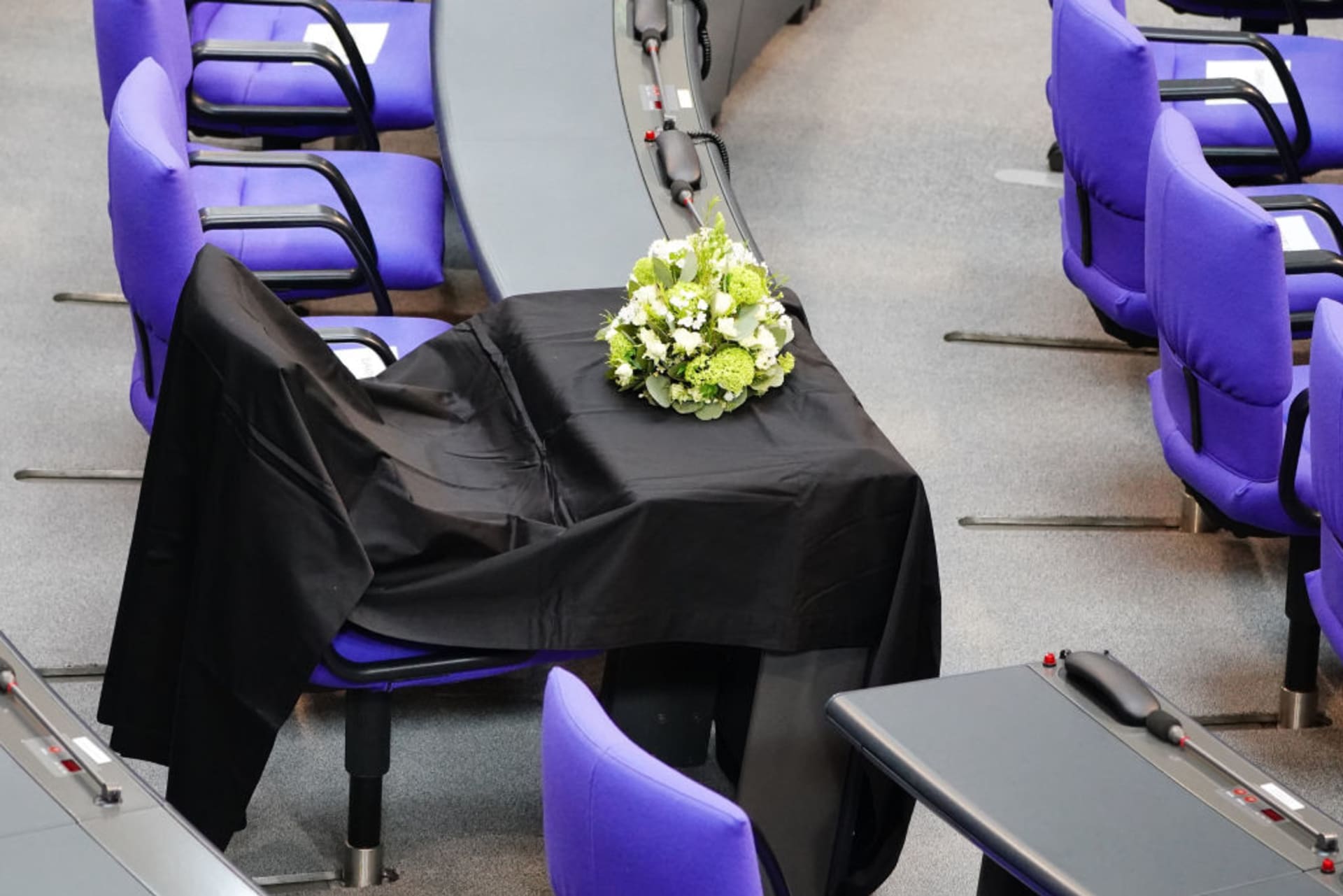 Květiny leží na zahaleném místě bývalé poslankyně CDU.