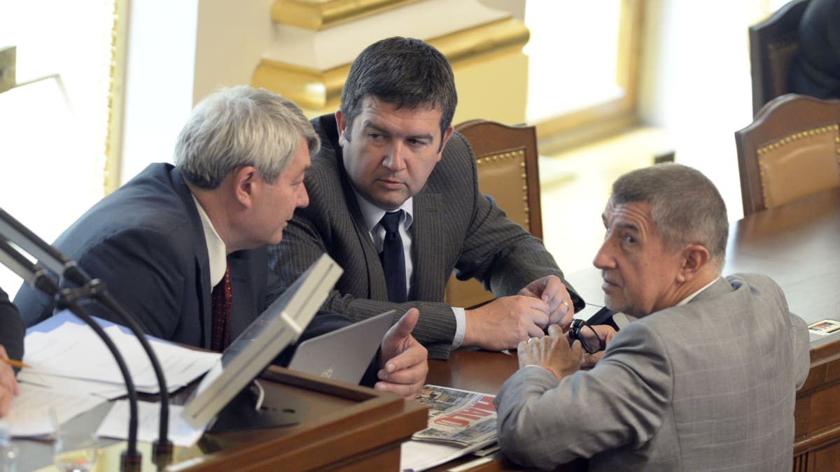 Lídři vládní koalice Andrej Babiš (ANO) a Jan Hamáček (ČSSD) s šéfem KSČM Vojtěchem Filipem.