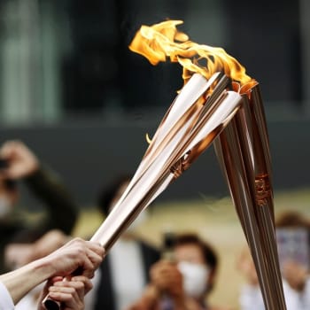 Olympijský oheň již vyrazil směr Tokio. Na mnohých místech, kterými štafeta prochází, si však lidé jedinečnou podívanou nemohou užít.