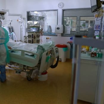Muž v Náchodě okradl zdravotní sestry na covidovém oddělení.