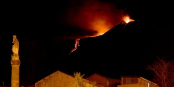 Úchvatná podívaná: Etna se důrazně připomněla, rozpoutala ohnivé peklo a uzavřela letiště