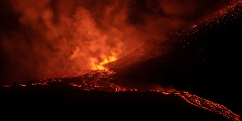 Etna opět chrlila lávu a popel, přerušila provoz na letišti v Katánii
