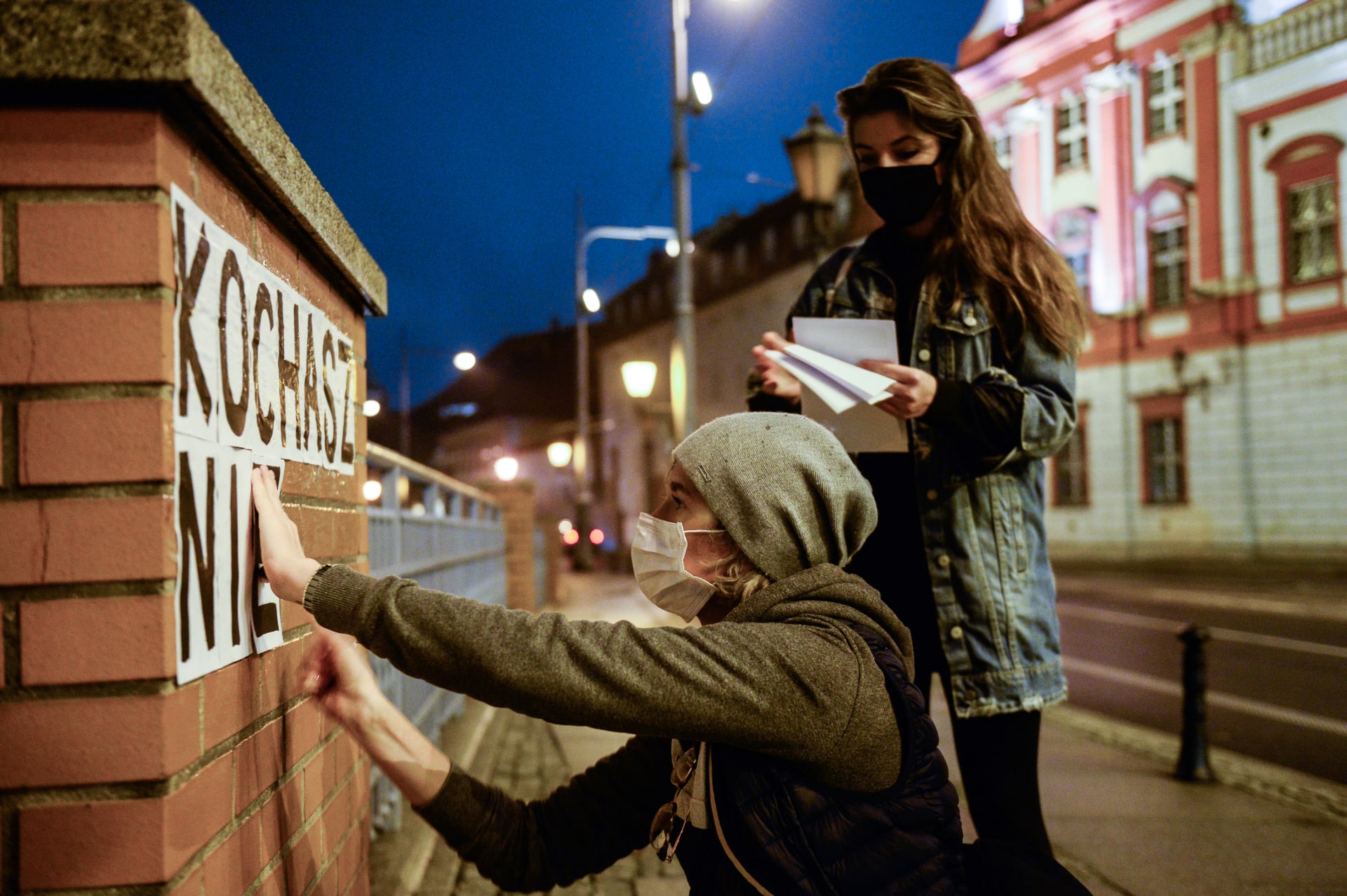 Polské ženy instalují nápis „Miluješ – Nebij“ v rámci kampaně proti domácímu násilí. 