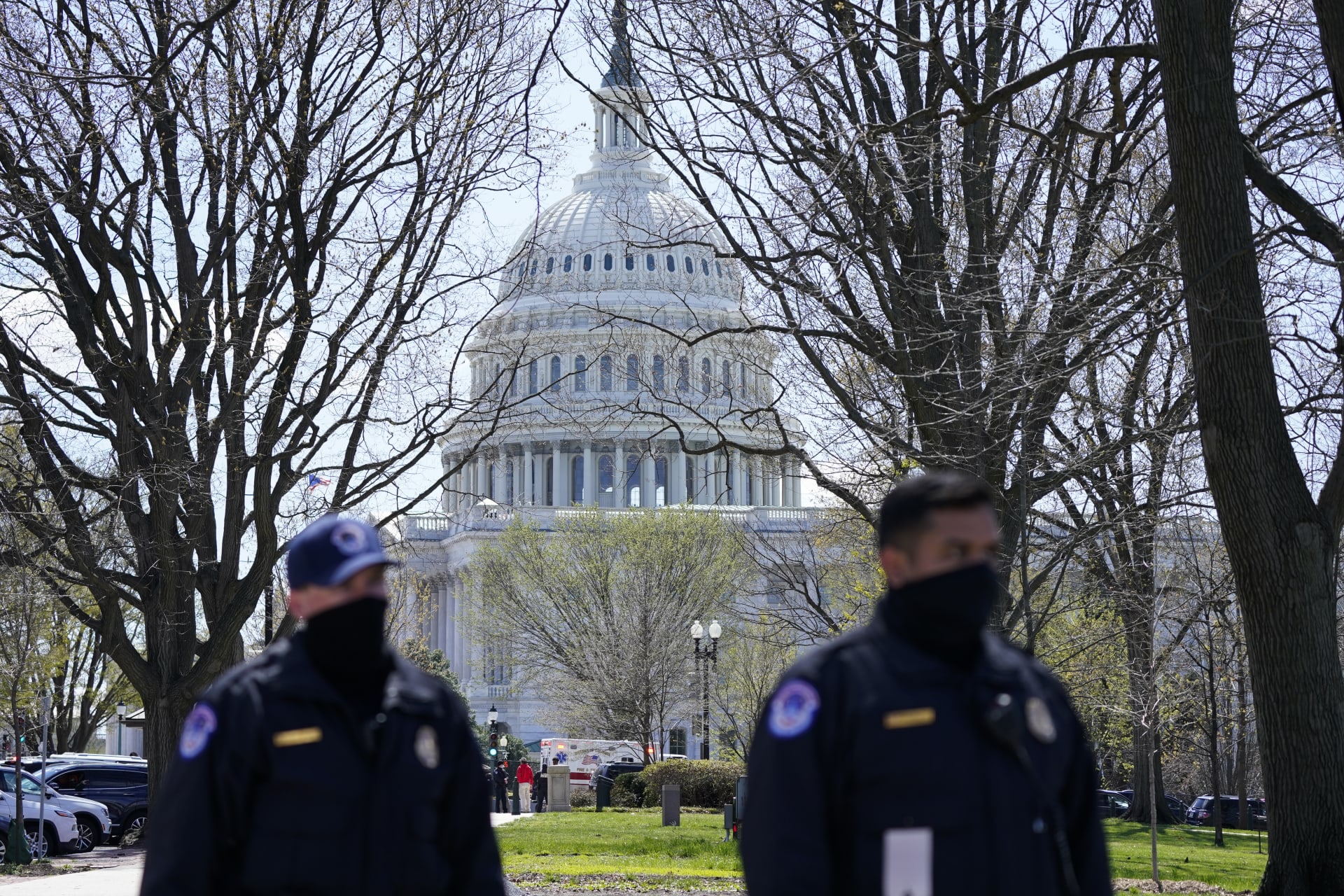 Američtí policisté hlídající budovu Kongresu.
