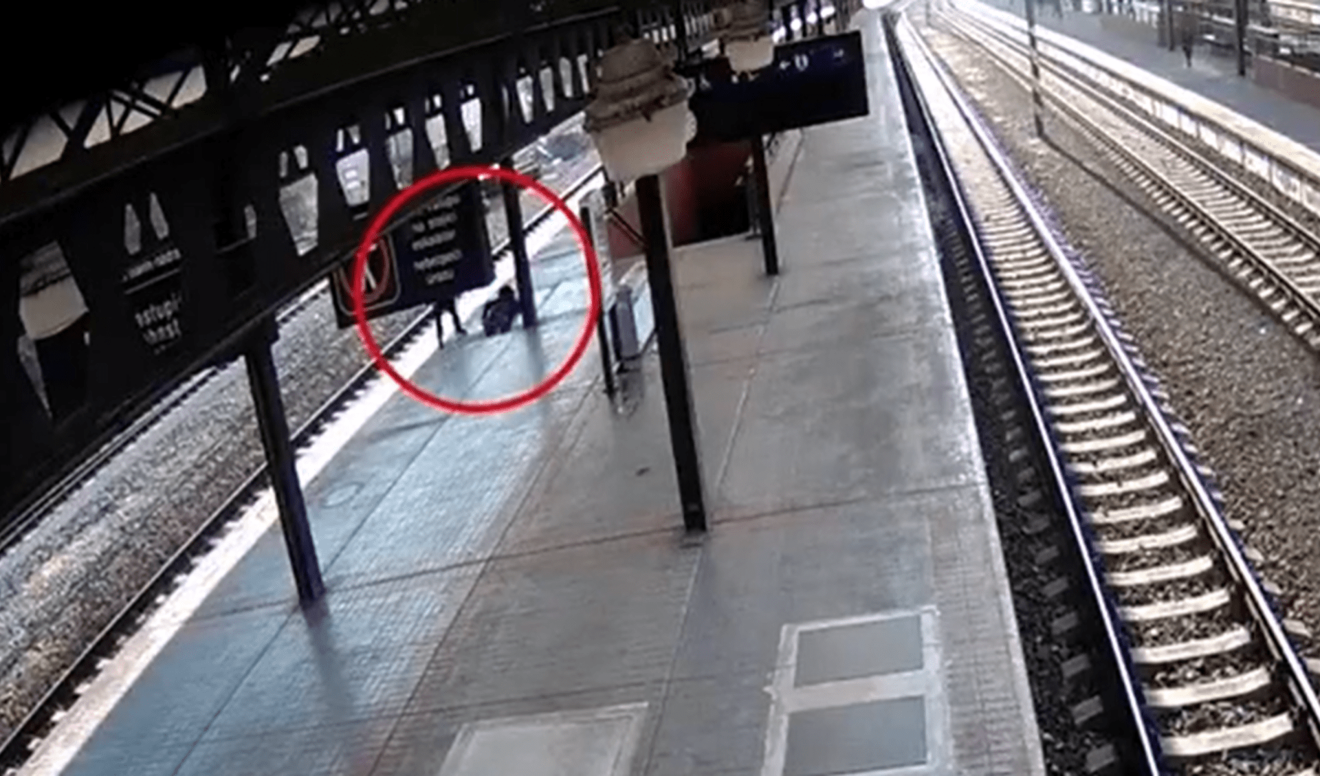 Útočník brutálně napadl muže na pražském hlavním nádraží.