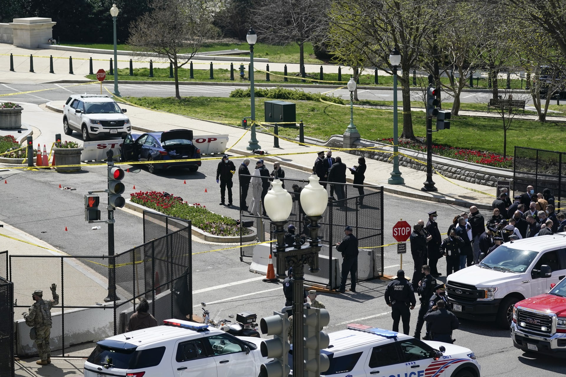 Americká policie a národní garda hlídá Kongres po útoku muže, který najel autem do bariér a následně nožem zabil jednoho ze strážců.