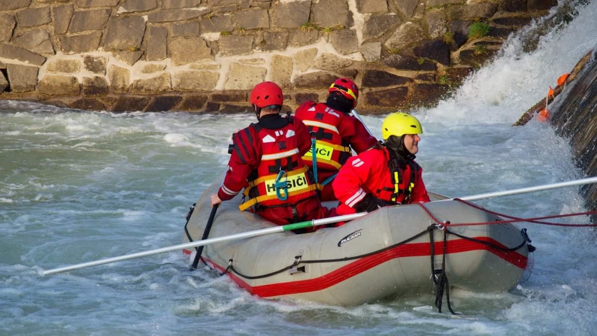 V pátek odpoledne se ve splavu řeky ve Frýdlantu nad Ostravicí topili tři mladíci ve věku kolem 20 let. 