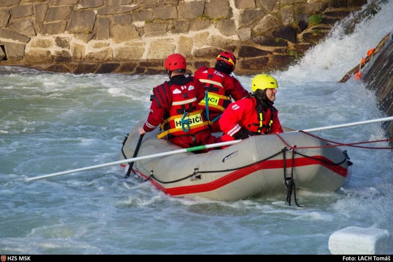 V pátek odpoledne se ve splavu řeky ve Frýdlantu nad Ostravicí topili tři mladíci ve věku kolem 20 let. 