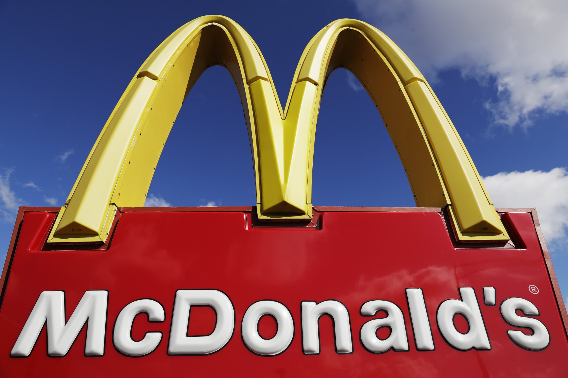 Společnost McDonald's vyčerpala zásoby mléčných koktejlů a nápojů v lahvích ve všech svých restauracích ve Velké Británii kvůli „problémům v dodavatelském řetězci“.