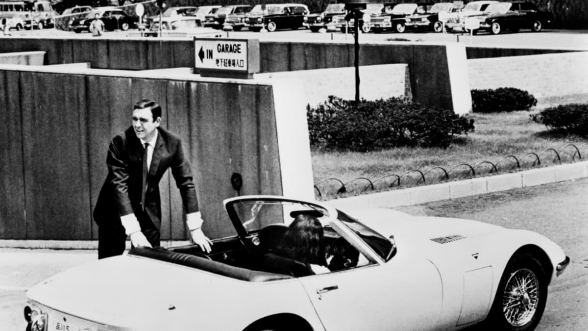 Urostlý Sean Connery se do uzavřeného kupé nevešel, proto musel vzniknout otevřená verze. Vyrobeny byly pouhé dva kusy, celkem bylo Toyot 2000GT pouhých 337. 