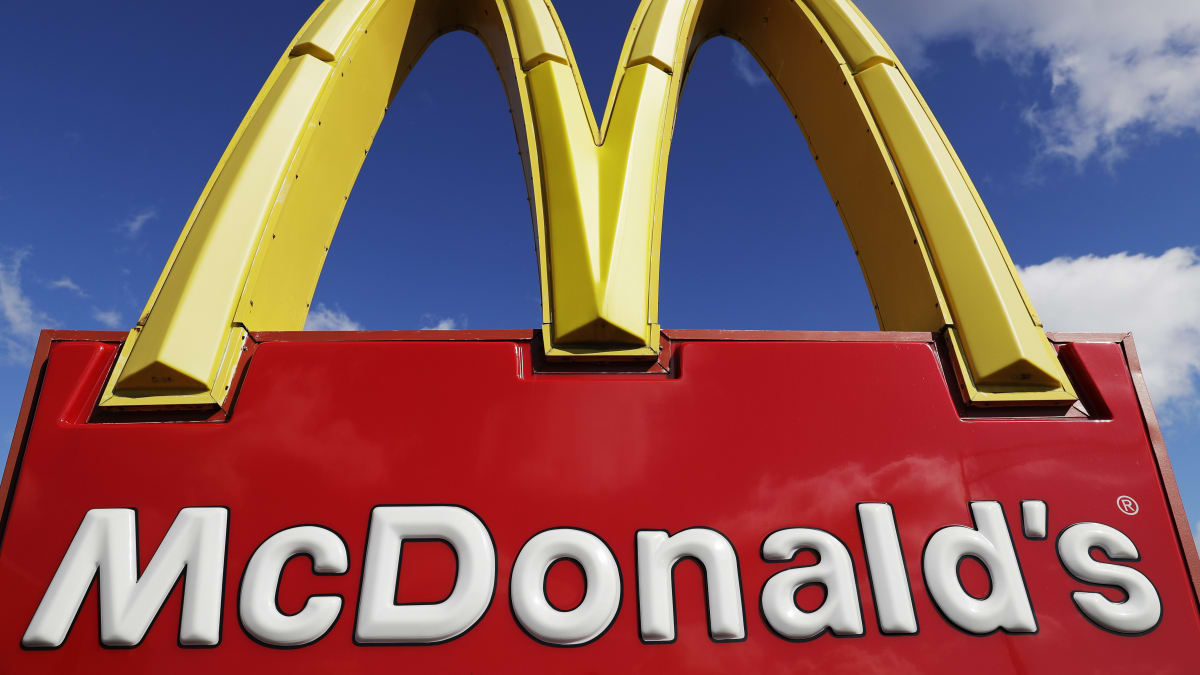 Společnost McDonald's vyčerpala zásoby mléčných koktejlů a nápojů v lahvích ve všech svých restauracích ve Velké Británii kvůli „problémům v dodavatelském řetězci“.