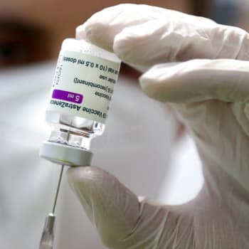 Vyšetřování, zda vakcína britsko-švédské společnosti způsobuje velmi vzácné krevní sraženiny, stále pokračuje. (Ilustrační foto)