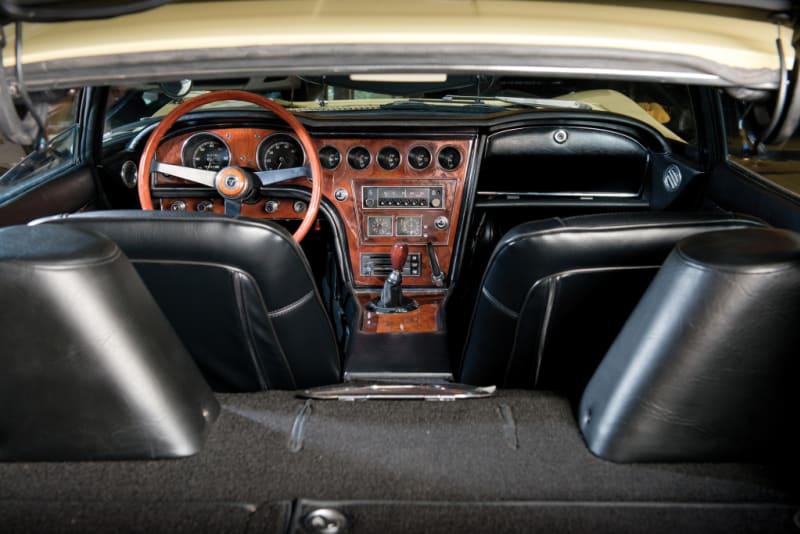 Kultovní Toyota 2000GT vznikla v pouhých 337 kusech. Pro vysokého Seana Conneryho alias Jamese Bonda ve filmu Žiješ jenom dvakrát vznikly dvě otevřené verze.