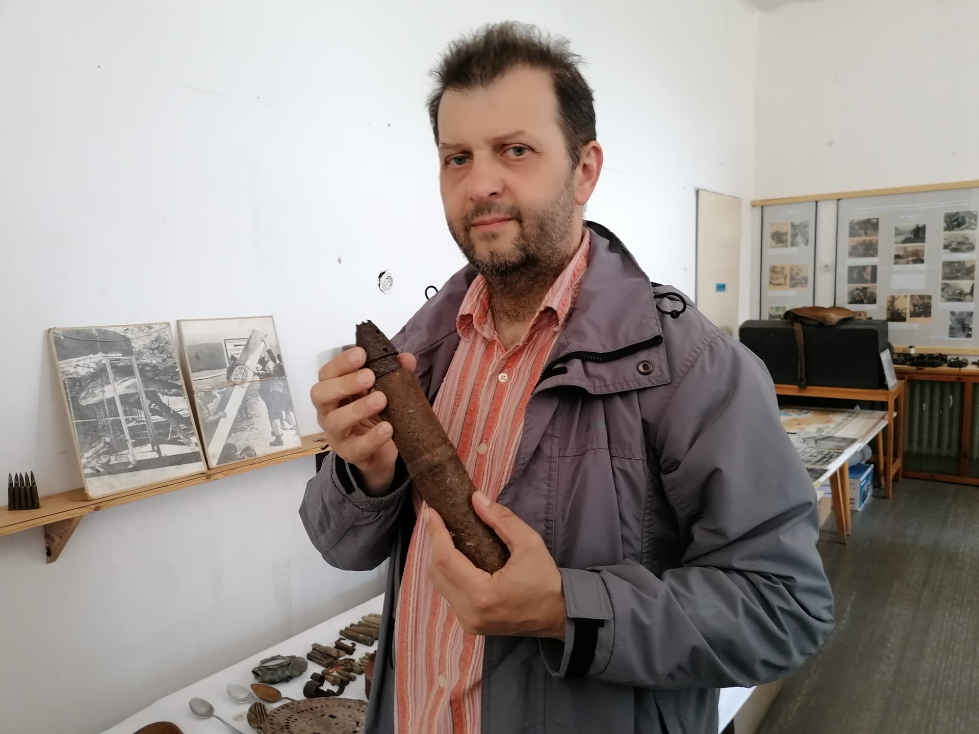 Učitel Marian Hrabovský s nálezy válečné munice na dnešním Osoblažsku