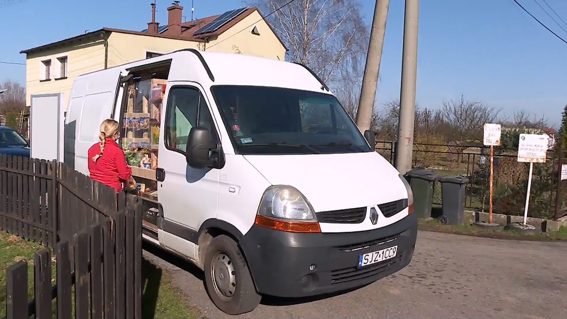 Polský obchodník zásobuje surovinami obec v Karviné. Ta nemá žádný obchod s potravinami.