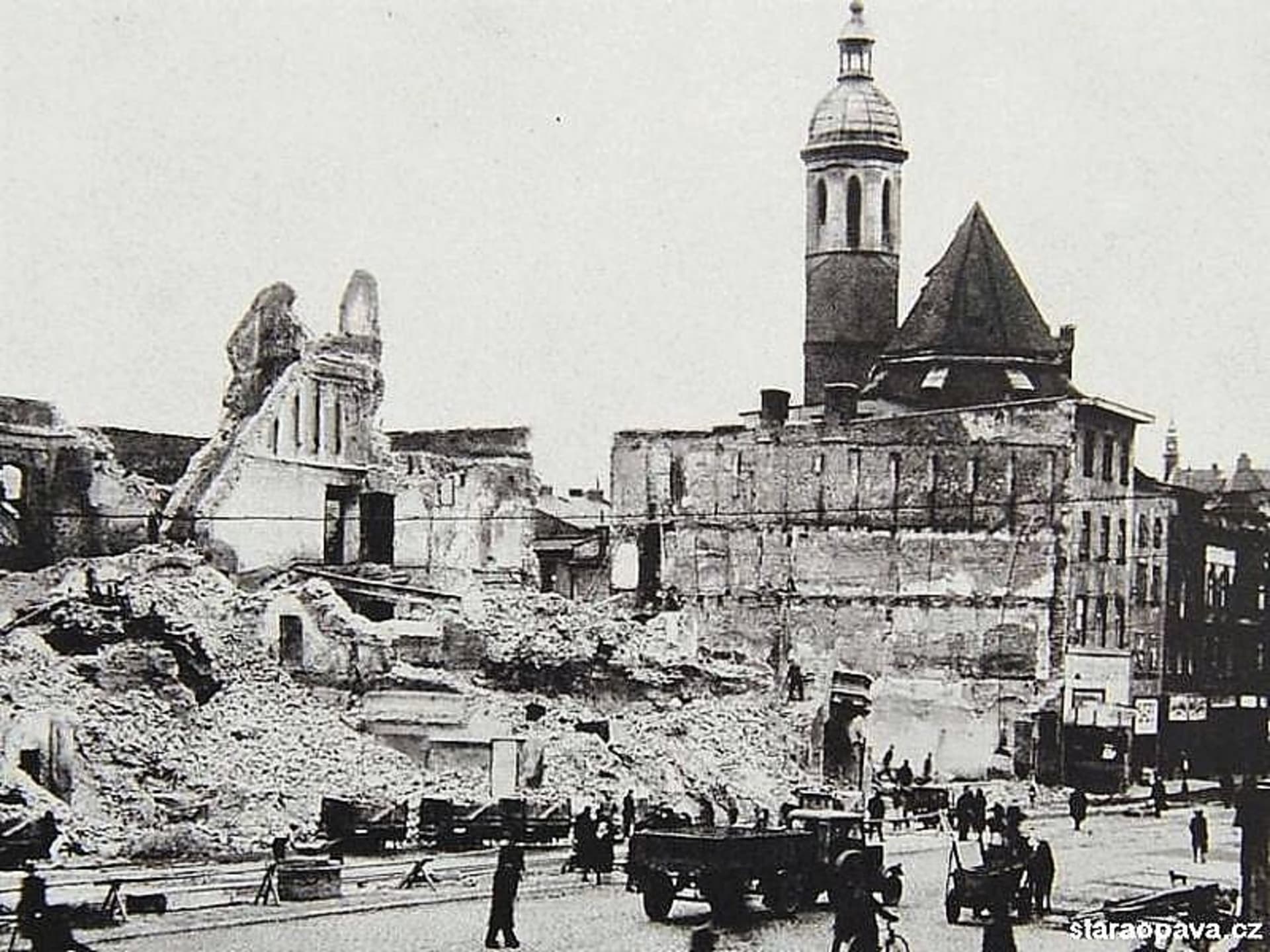 Rozstřílená Opava v dubnu 1945