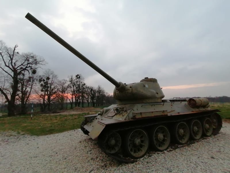 Národní památník II. světové války v Hrabyni. V Ostravské operaci válčilo i 65 československých tanků, do Ostravy se jich probojovalo sedm.
