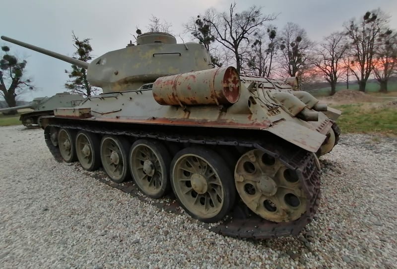 Sovětský  tank před Národním památníkem II. světové války v Hrabyni na Opavsku. V Ostravské operaci padlo na 23 tisíc rudoarmějců