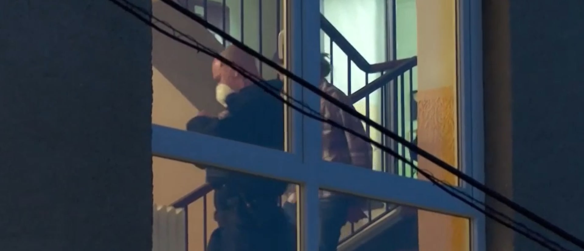 Záběry ze zásahu policie po pobodání v příbramské ubytovně.
