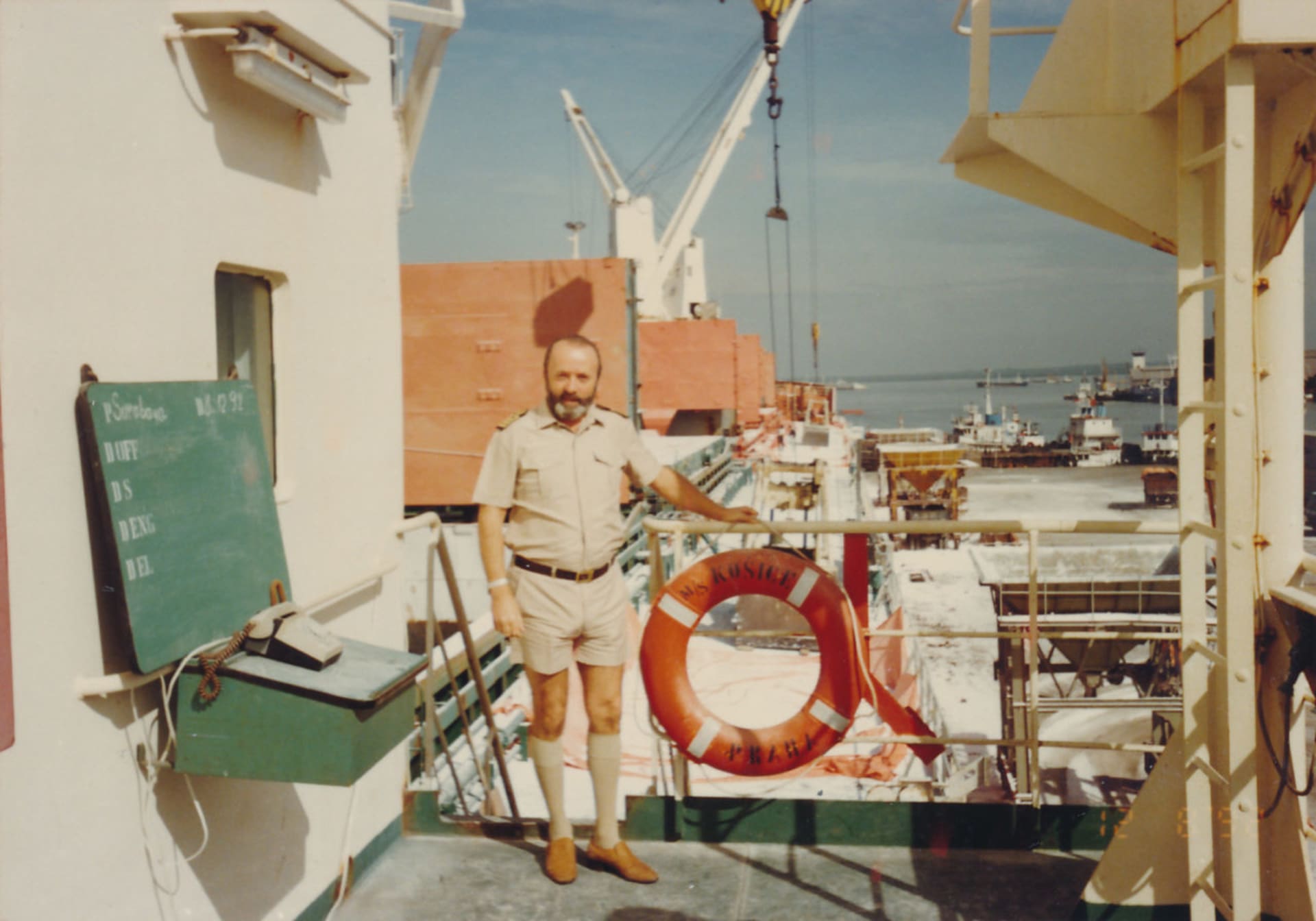 Kapitán Karel Zeman na Surabayi, kam přivezl náklad sody z amerického Portlandu.