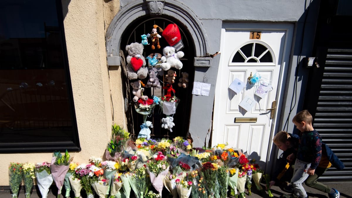 Na místě tragické nehody vznikl pomníček, kam lidé přicházejí klást květiny, hračky a svíčky.